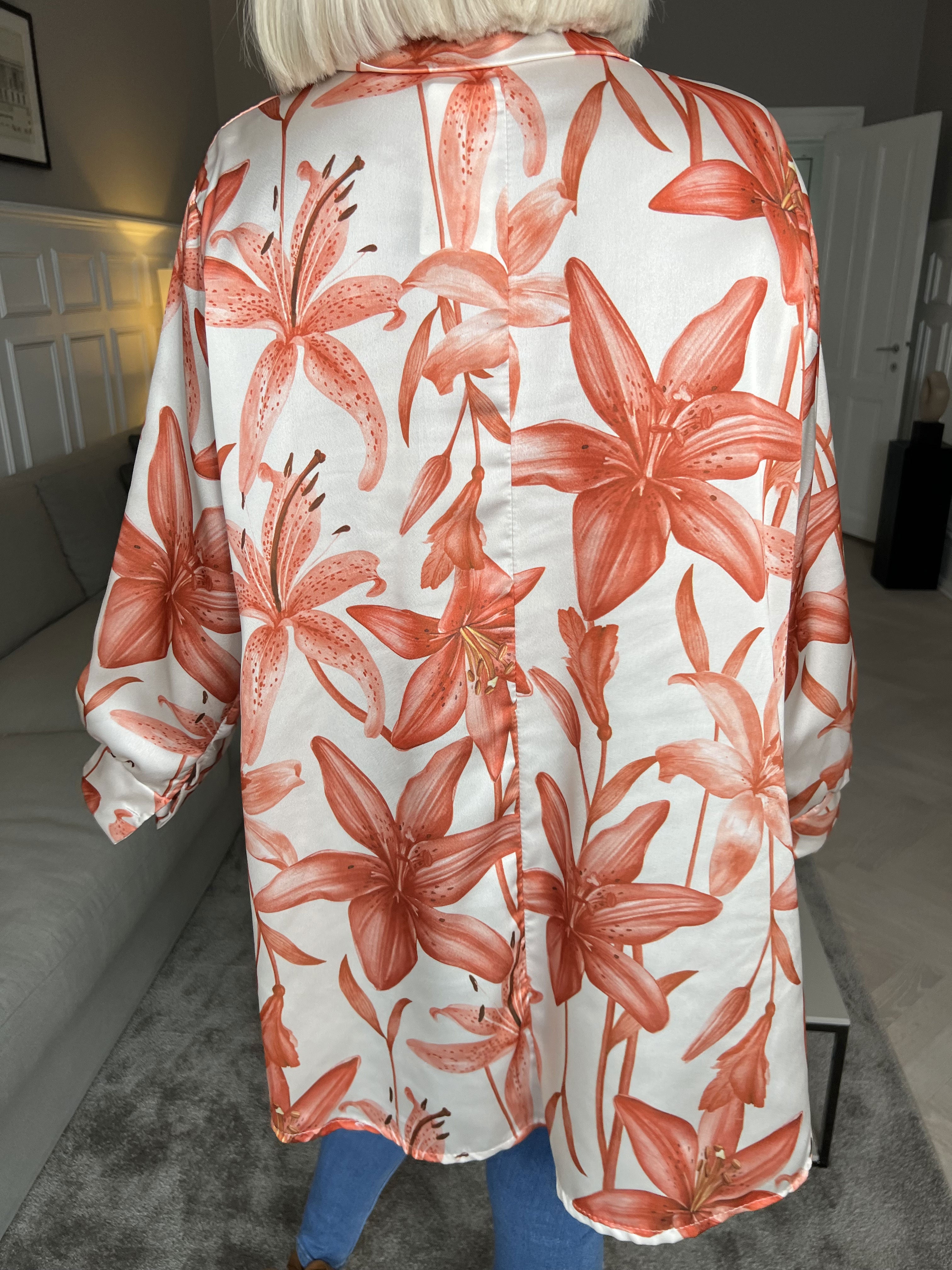 Paradise - Sød skjorte i silkelook med liljemotiver